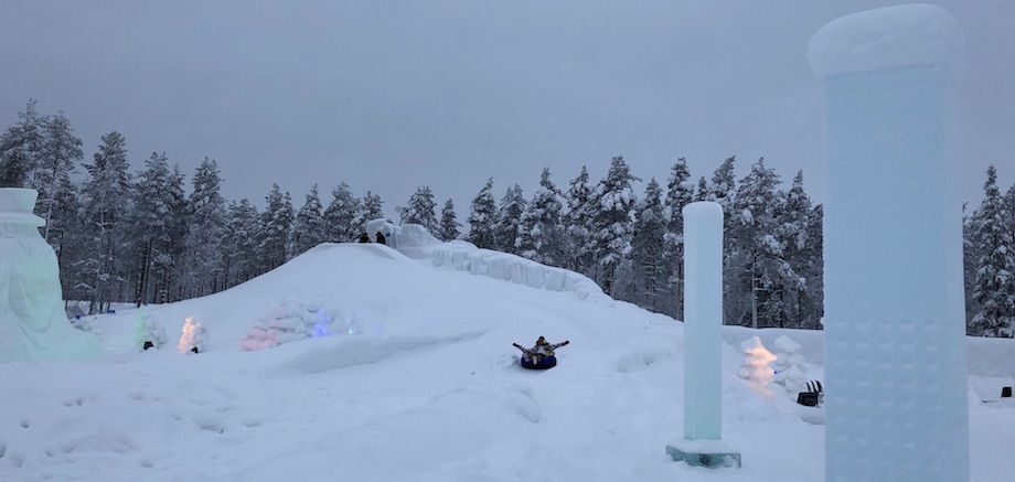 Ela pe sanie in Laponia